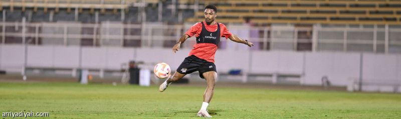 دونيس يغيّر تشكيلة الوحدة أمام الهلال