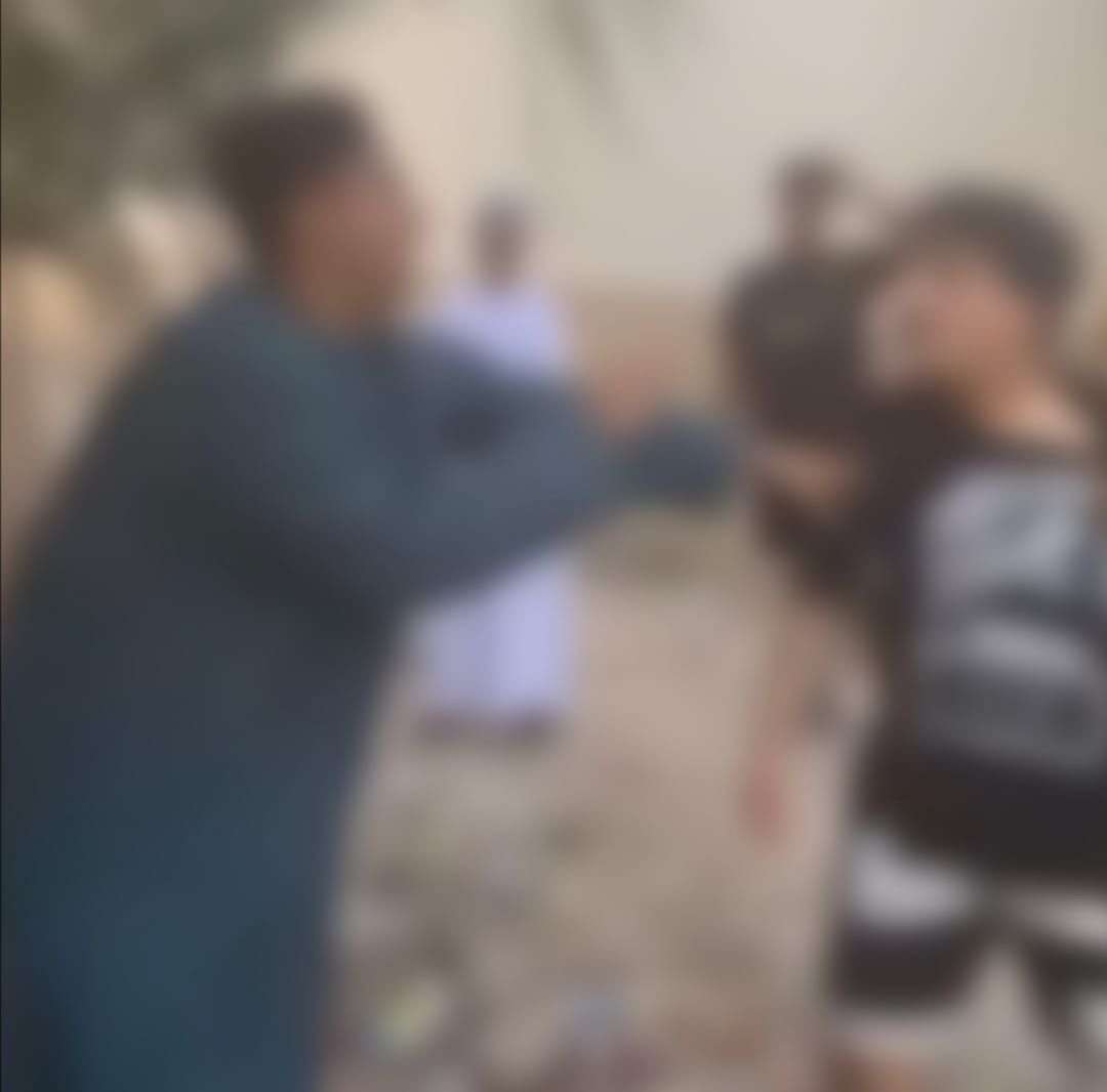 بعد تداول مقطع مرئي .. إيقاف 3 متهمين لاعتدائهم بالضرب على مواطن