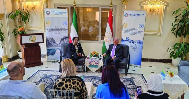 السفير زبيدوف وغادة الطاهر خلال المؤتمر