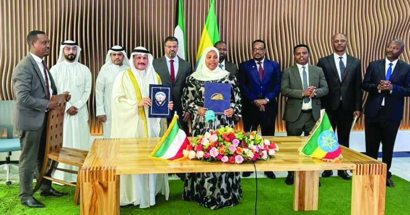 السفير العتيبي والوزيرة كامل بعد توقيع المذكرة في أديس أبابا