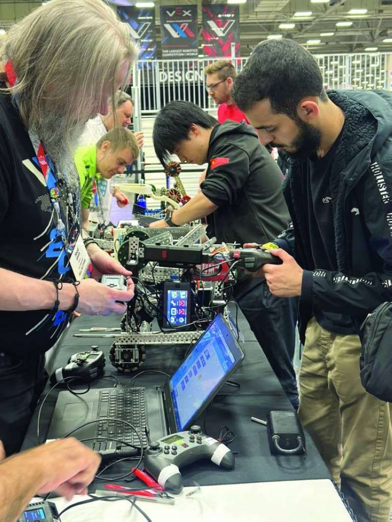 «AUM» الوحيدة عربياً في الدور الـ 16 المؤهِّل لنهائيات مسابقة الروبوتات VEX في الولايات المتحدة.. في مجموعة «Spirit»