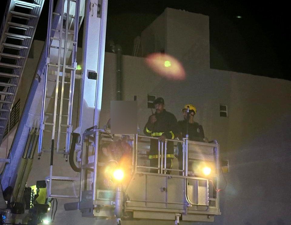 إخماد حريق بالسيب وإنقاذ 17شخصاً بالرافعة الهيدروليكية