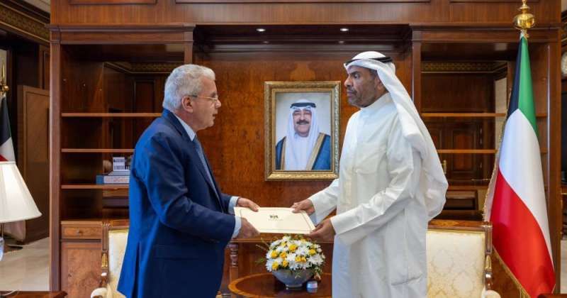 سمو الأمير يتلقى رسالة خطية من الرئيس الفلسطيني