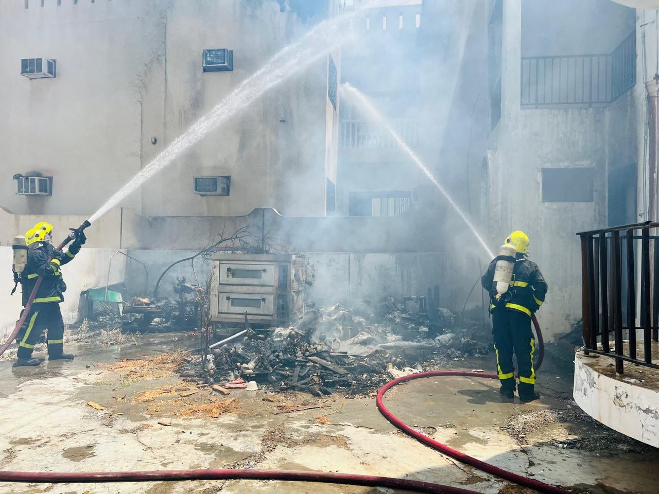 إخماد حريق شب في أحد المنازل ببوشر