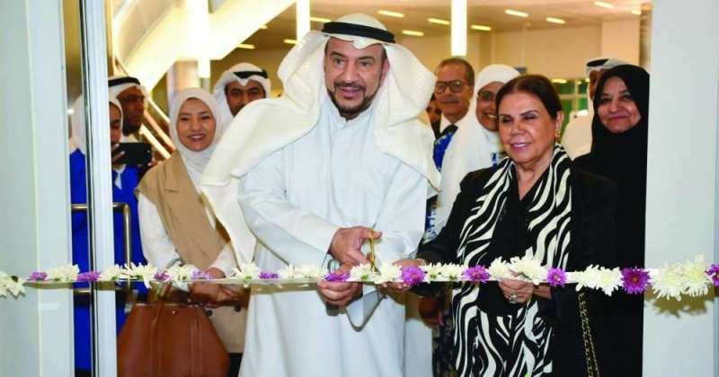 قص شريط افتتاح العيادة