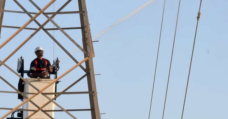 تأخر المناقصات ونقص العمالة والمواد يرفع مؤشر القلق لدى «الكهرباء»