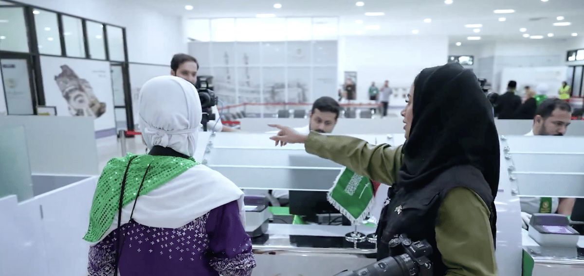 فيديو.. أول مصورة سعودية بمبادرة “طريق مكة”: فخورة بتوثيق مشاعر ضيوف الرحمن