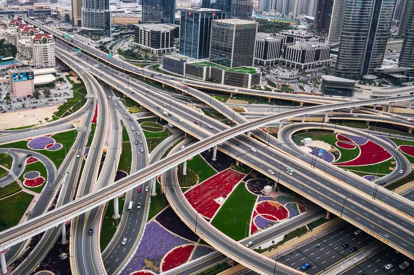 الإمارات الـ5 عالمياً في جودة الطرق والـ 9 في خدمات الموانئ و الـ10 في "النقل العام"