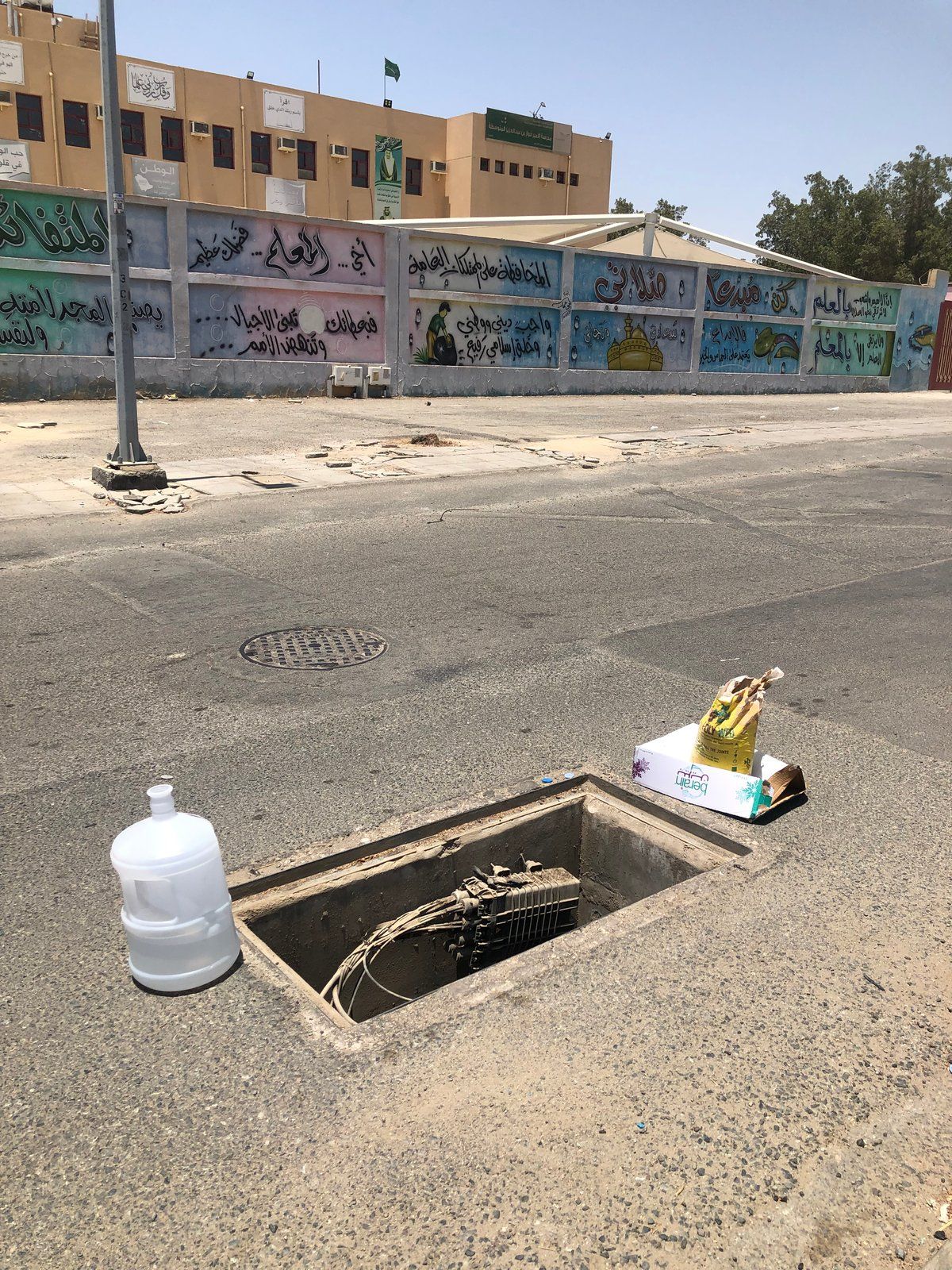 سكان أحد أحياء جدة يتهمون العمالة الوافدة بسرقة أغطية الاتصالات والصرف الصحي