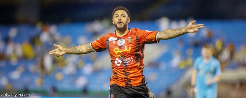 الرياض يفلت من مصير الهابطين الخمسة