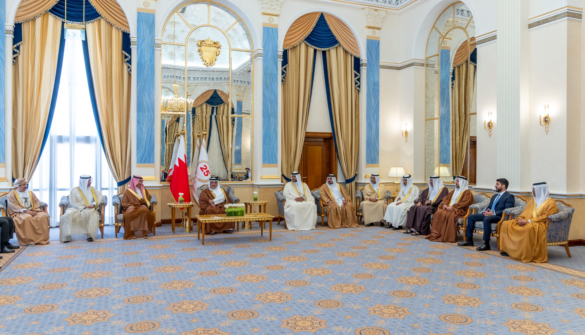 تحيات جلالة السلطان لملك البحرين نقلها وزير الاعلام