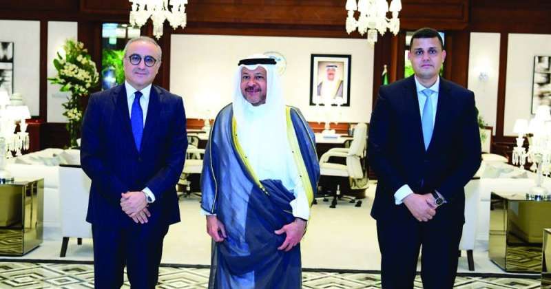 مُحافظ الفروانية مُتوسّطاً بودالي وبوناصري