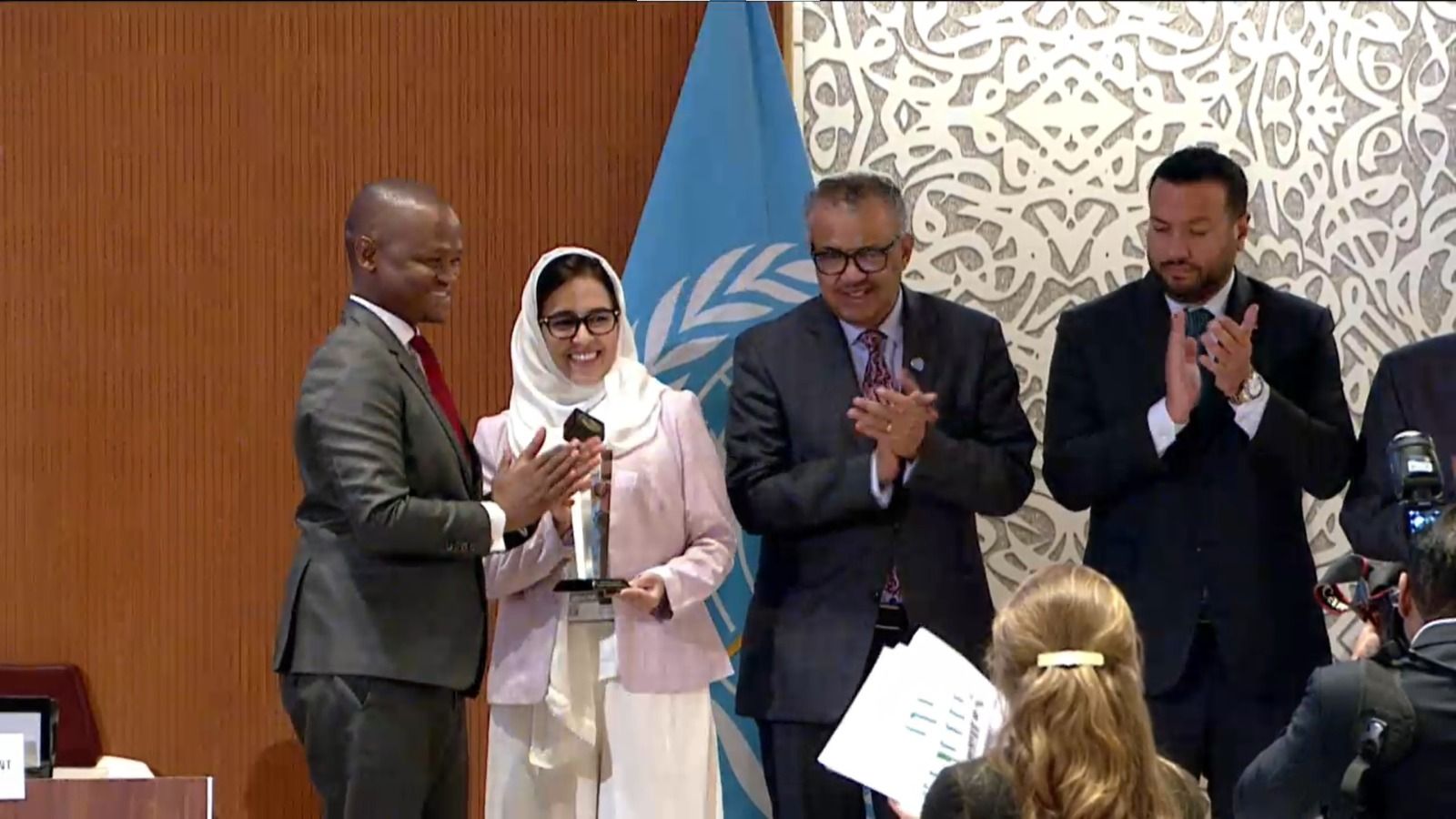 تسليم جائزة الإمارات الصحية لعام 2024 للنظام الوطني لتسجيل الوفيات بالسعودية