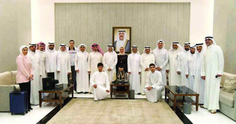 عادل المشعان خلال استقباله الوفد المشارك في «مهرجان الخليج» بالمنامة