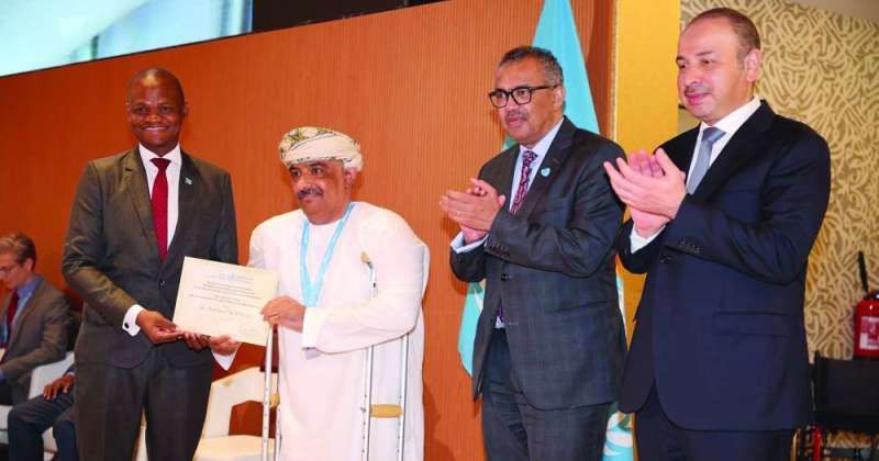 أحمد الوهيبي متسلماً الجائزة بحضور السفير الهين ومدير منظمة الصحة العالمية