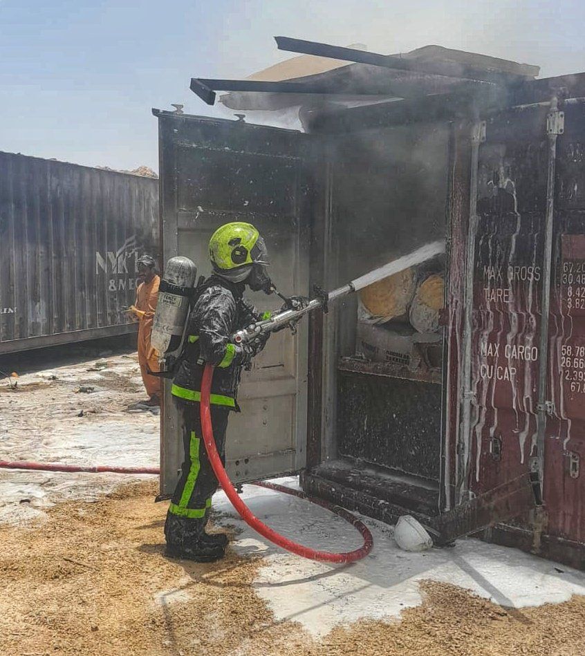 إخماد حريق شب في 4 حاويات بالدقم