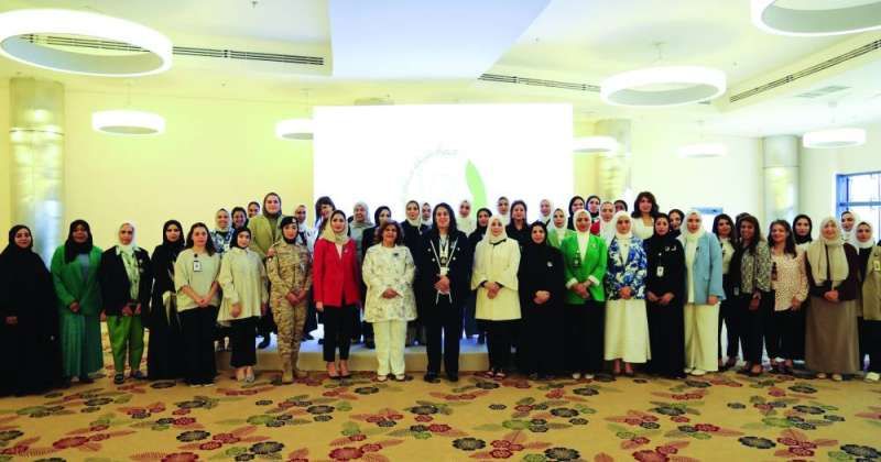 شمايل الصباح وجواهر الصباح مع المُشاركات في الاحتفالية في لقطة جماعية