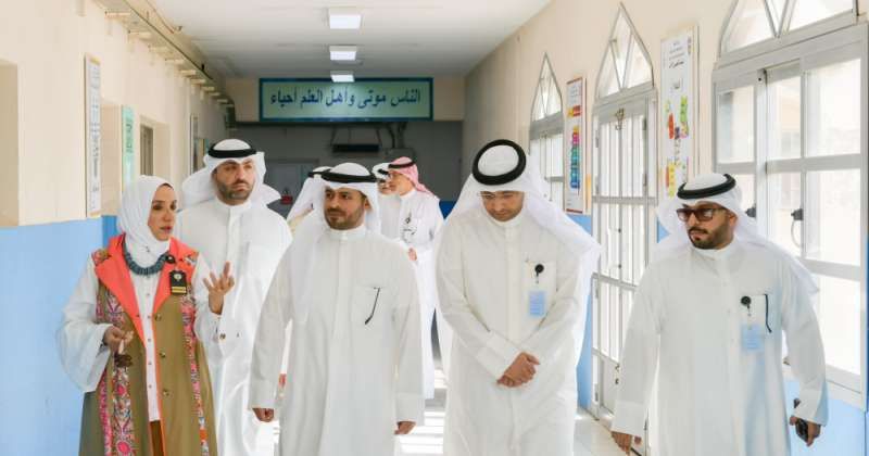 محافظ مبارك الكبير تفقد لجان الاختبارات واجتمع بقيادي المنطقة التعليمية