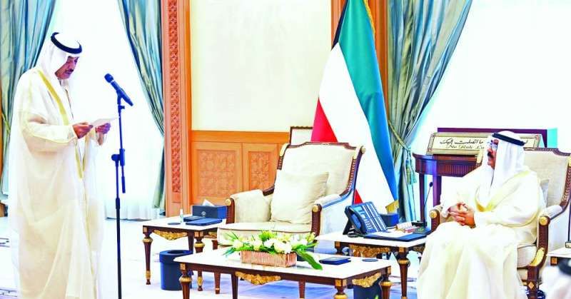 ولي العهد مؤدياً اليمين الدستورية أمام سمو الأمير