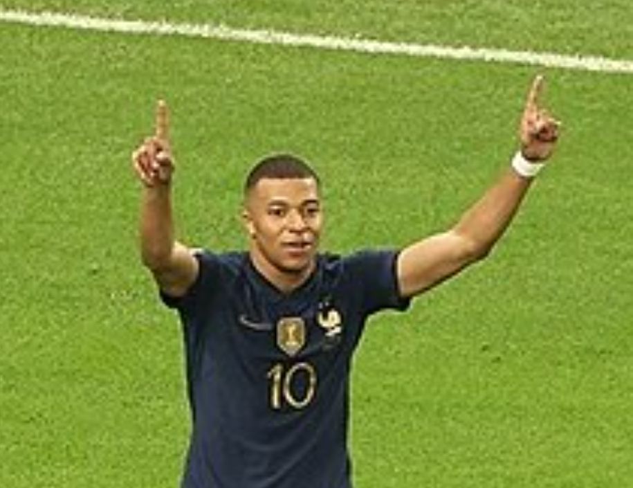 مبابي يوقع على عقد الانضمام إلى ريال مدريد