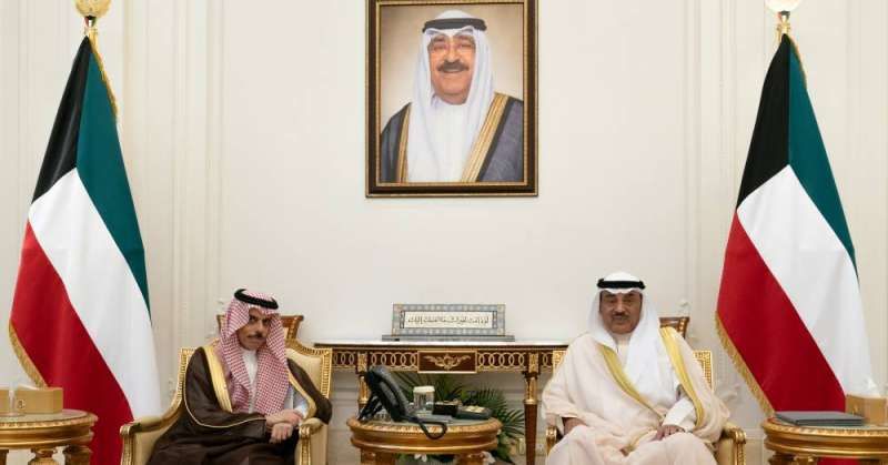 سمو ولي العهد يستقبل وزير الخارجية السعودي