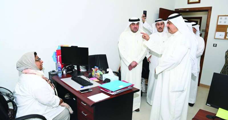 مُحافظ حولي خلال الجولة