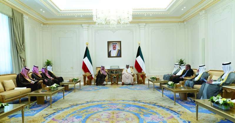 ولي العهد مستقبلاً وزير الخارجية السعودي بحضور الوفد المرافق وكبار مسؤولي الدولة