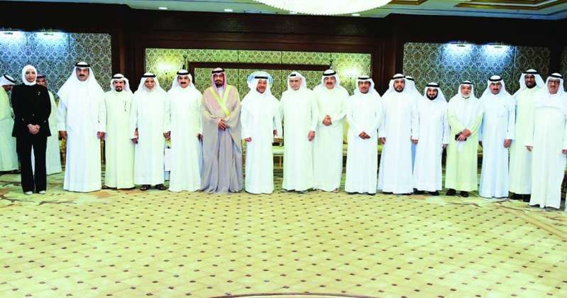 المحافظ مع عدد من أهالي مناطق الفروانية