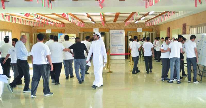 الطلبة عاشوا يوماً قاسياً من الانتظار أمس (تصوير سعود سالم)