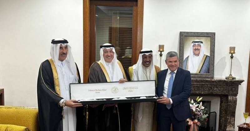 السفير الخرافي متوسطا سفيري السعودية وقطر ووزير الطاقة والتجارة والصناعة في قبرص