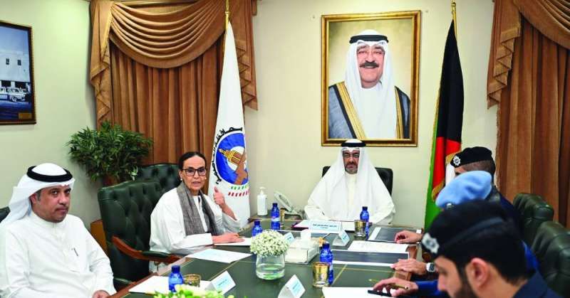 محافظ العاصمة والشيخة أمثال الأحمد خلال الاجتماع (تصوير أسعد عبدالله)