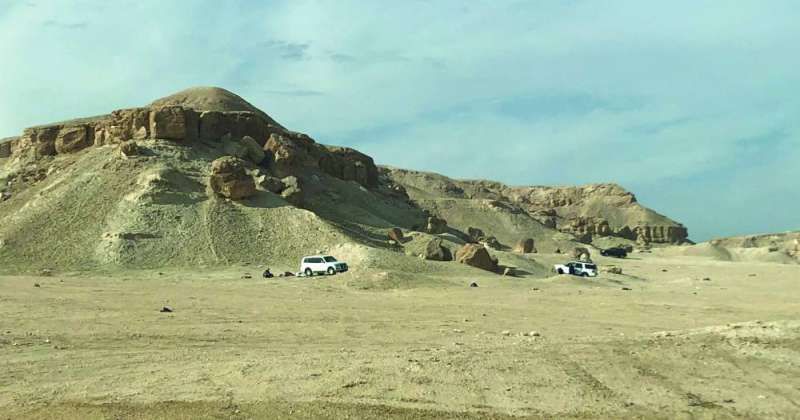 مخاوف من تدمير التخييم لمنطقة جال الزور التاريخية وطمس ملامحها الجيولوجية