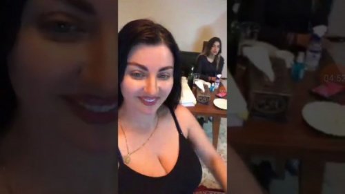 بث حي و مباشر .. شاهد ظهور صدر صافيناز يُغادر البلوزة أمام الجمهور في لايف البكيني