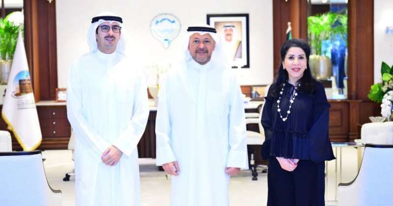 المُحافظ يتوسّط رئيس مجلس إدارة البنك ونائبته