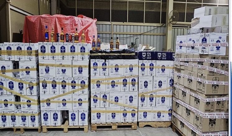 بلغت أكثر من 7 آلاف زجاجة .. مداهمة موقع لتخزين البضائع الممنوعة