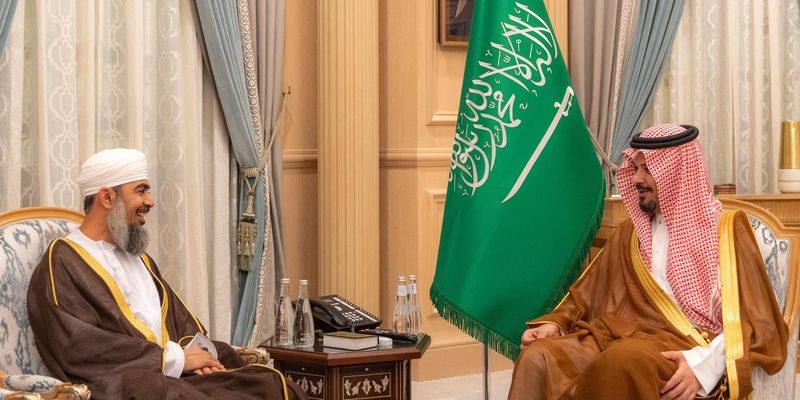 أمير المدينة المنورة يستقبل رئيس بعثة الحج العُمانية