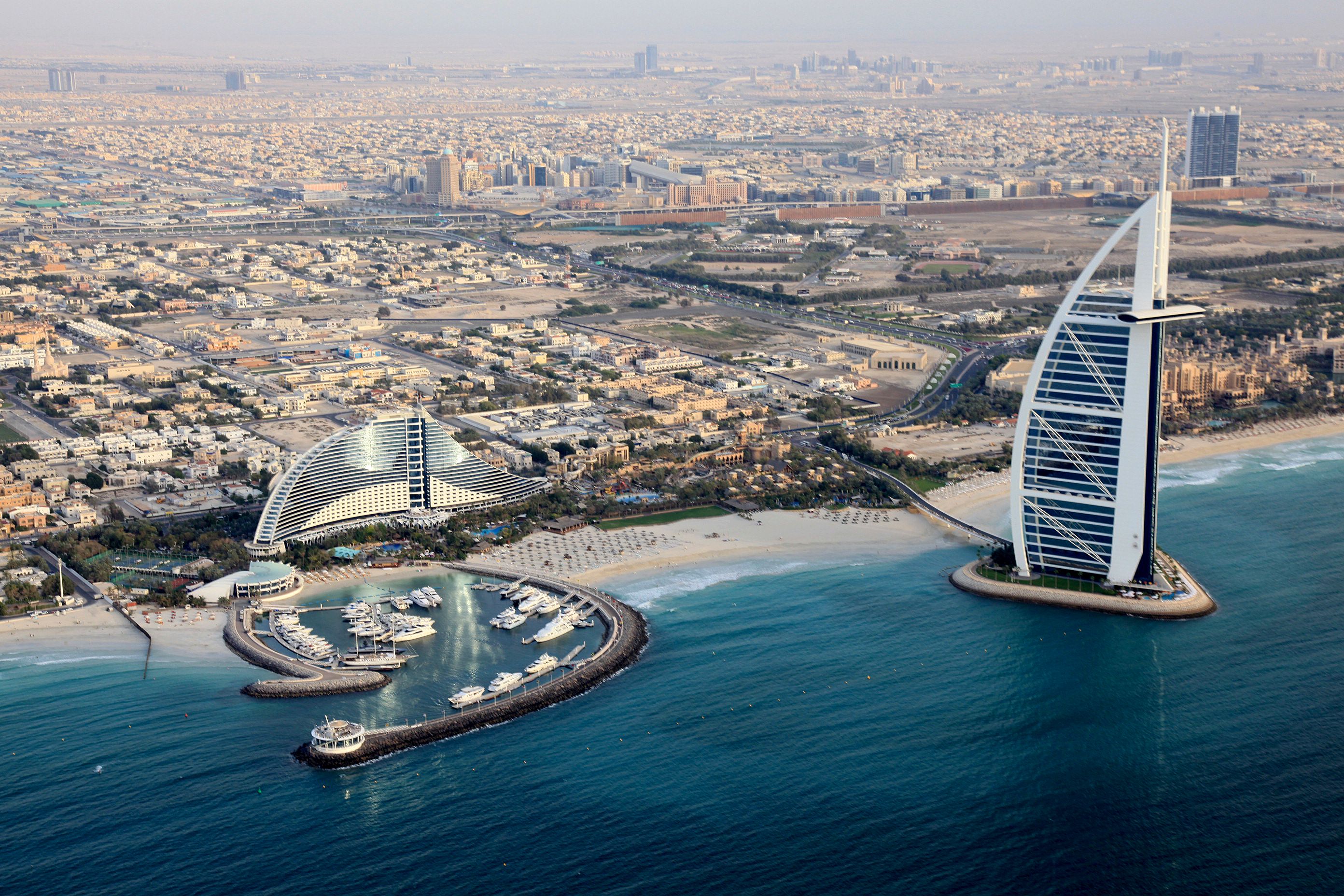 الشواطئ العامة في دبي "للعائلات فقط" خلال عطلة عيد الأضحى