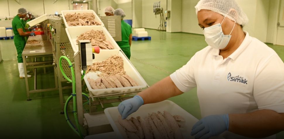 بعد طرح مناقصة لإنشاء مصنع علب التونة .. بدءُ التشغيل التجريبي لمصنع “سماك” بالدقم