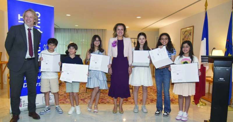 السفيرة لوفليشر مع عدد من الأطفال خريجي دورة اللغة الفرنسية