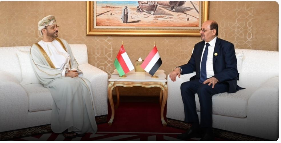 سلطنة عُمان واليمن تؤكدان على عمق العلاقات والحرص على تطويرها وتعزيزها في كافة المجالات