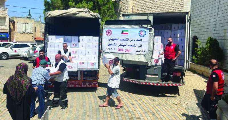 جانب من توزيع المساعدات