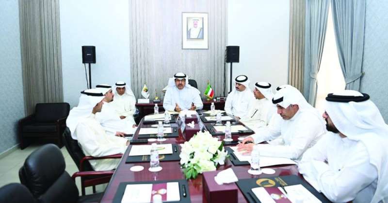 الأصفر مُجتمعاً مع أعضاء لجنة حولي في المجلس البلدي