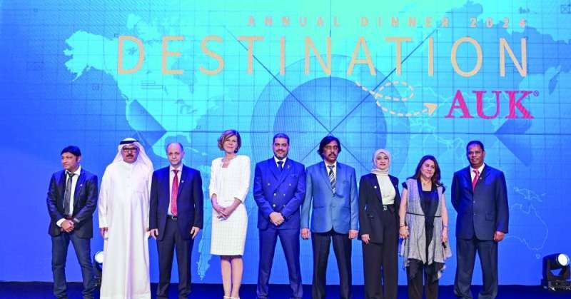 صورة جماعية لمن أتمّوا 20 سنة في الخدمة