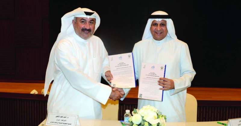 العوفان والشطي يتبادلان وثيقة البروتوكول