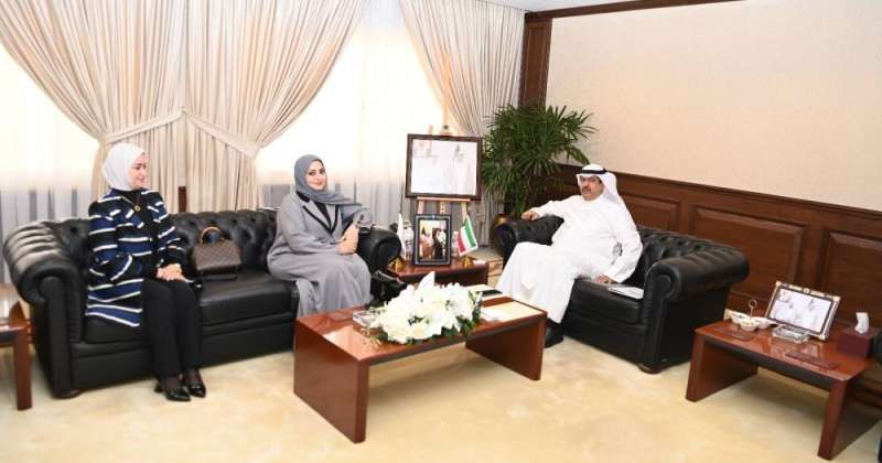 محافظ حولي خلال استقباله أسماء العتيبي وفجر الحنيان