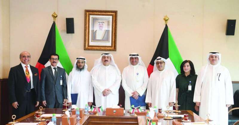 العوضي والفجام ومسؤولو «الصحة» و«التطبيقي» عقب توقيع الاتفاقية