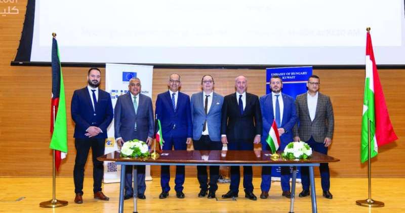 قياديو الكلية ووفد الشركة الهنغارية