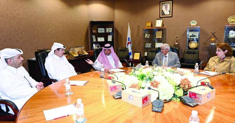 جانب من اللقاء بين الساير والوفد القطري