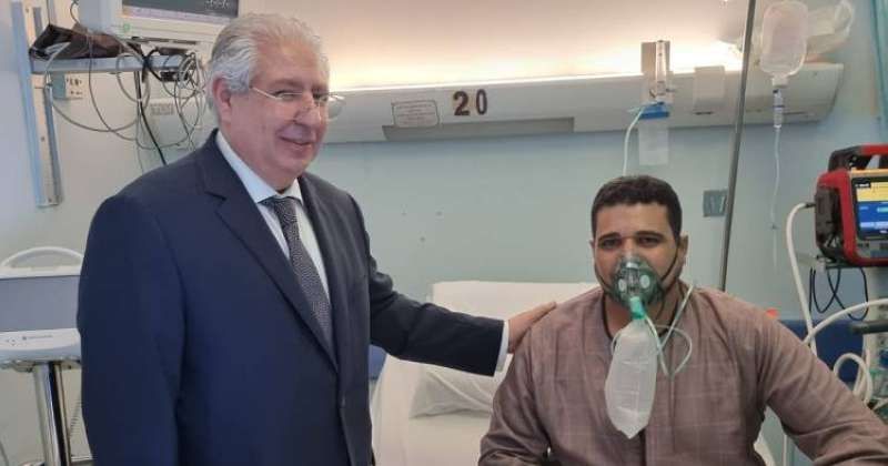 السفير شلتوت يزور المصري المصاب بحريق المنقف