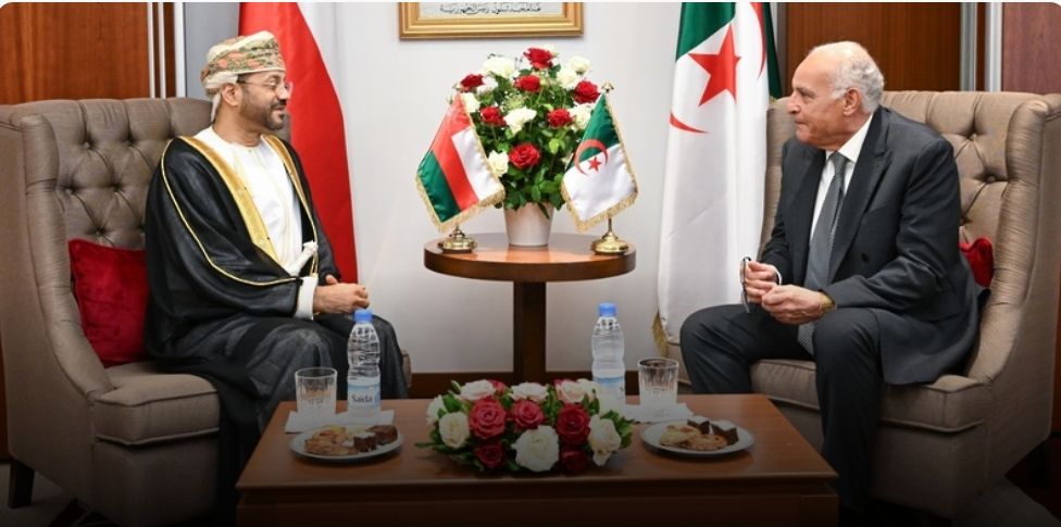 وزير الخارجية يلتقي مسؤولًا جزائريًّا